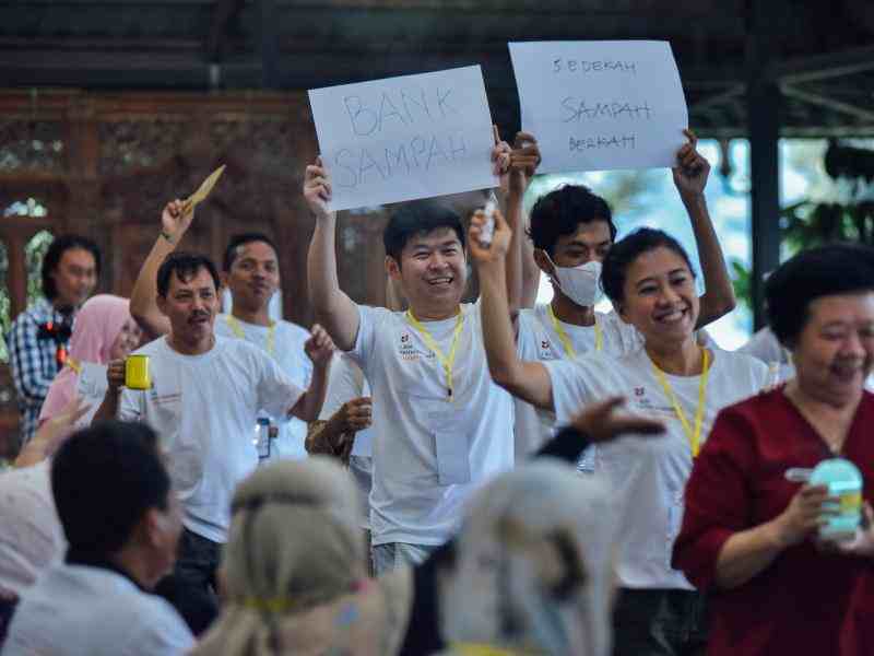 People raising the banner for climate change campaign