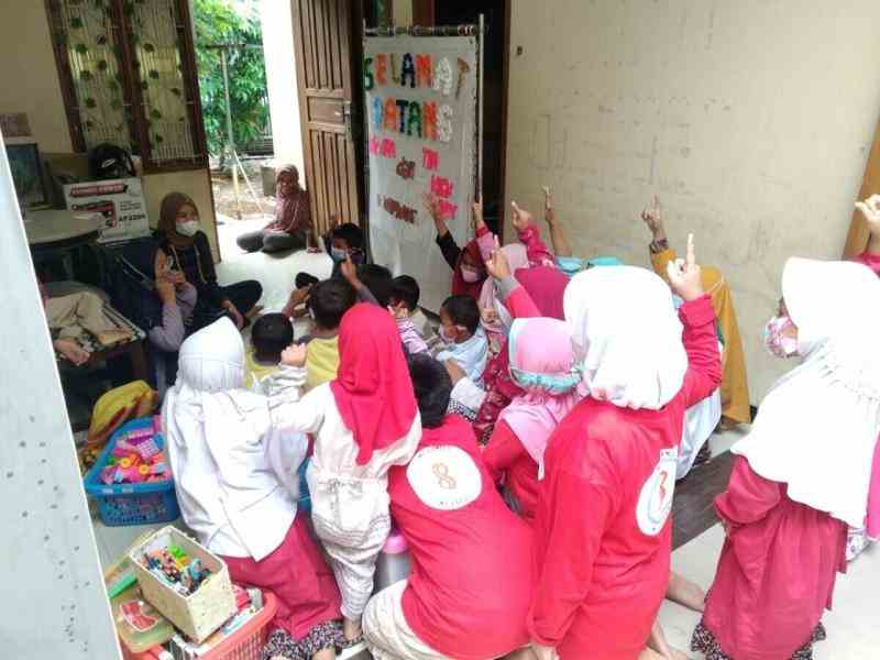 Children raises their hands 