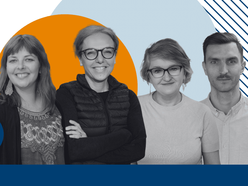 Na tle geometrycznych kształtów i pasków w kolorze jasnoniebieskim, pomarańczowym i szarym zdjęcia 4 Ashoka Fellows, od lewej: Olgi Ślepowrońskiej, Marii Deskur, Myroslavy Keryk, Maciej Otrębskiego.