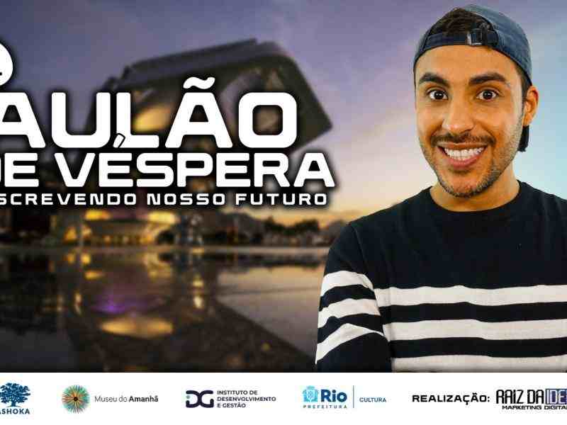 Fundo desfocado do Museu do Amanhã, edificação grande e futurista que se reflete em um espelho d'água. Em destaque, à direita, está Romulo, um homem com barba rala, boné para trás e camiseta de manga longa listrada. Ele sorri para a foto. À esquerda, lê-se "Aulão de véspera", "escrevendo nosso futuro". Na parte inferior, há uma barra de logos. Apoio: Ashoka, Museu do Amanhã, IDG, Secretaria de Cultura do Rio de Janeiro. Realização: Raiz da Ideia, Romulo Bolivar