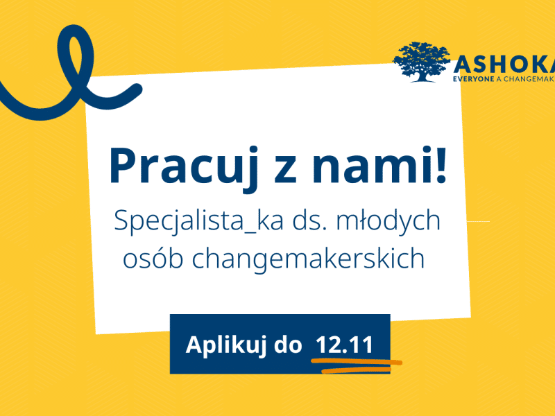 Na żółtym tle biały prostokąt z tekstem "Pracuj z nami! Specjalista_ka ds. młodych osób changemakerskich. Aplikuj do 12.11" W prawym górnym rogu logo Ashoki.