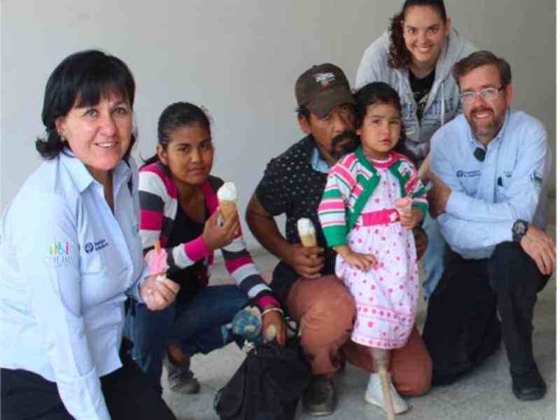 Estudiantes trabajando en un reto para diseñar prótesis accesibles para personas de bajos recursos.