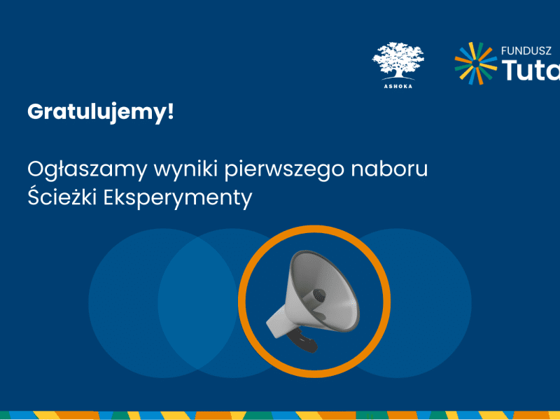 Na granatowym tle biały napis "Gratulujemy! Ogłaszamy wyniki pierwszego naboru Ścieżki Eksperymenty". W prawym górnym rogu logo Ashoki i Funduszu Tutaj.