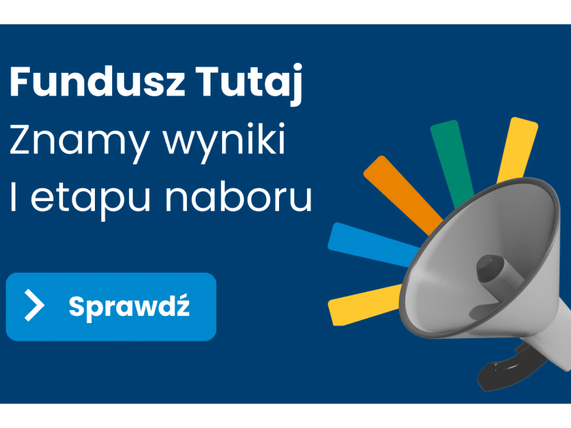 Na granatowym tle biały napis "Fundusz Tutaj. Znamy wyniki 1etapu naboru. Sprawdź". Obok grafika megafonu z kolorowymi paskami wychodzącymi z niego.