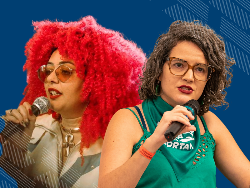 Fundo em azul marinho com grafismos nos cantos. Ao centro, estão Jaqueline Fernandes e Carolina Oms. Jaqueline é uma mulher negra de cabelos crespos e vermelhos. Ela usa um óculos escuro e fala ao microfone. Carolina Oms é uma mulher branca de cabelos curtos e castanhos. Ela usa óculos e fala ao microfone