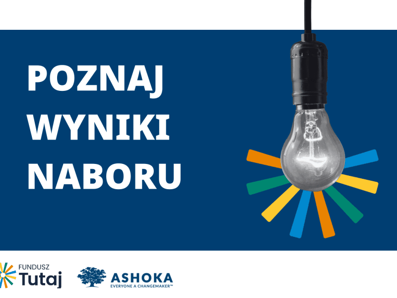 Na granatowym tle biały napis "Poznaj wyniki naboru", obok grafika żarówki i odchodzących od niej kolorowych pasków. Na dole logo Ashoki i Funduszu Tutaj.