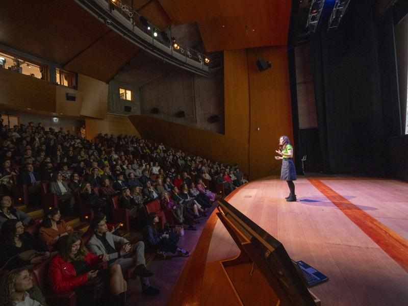 Luz Rello Presentando