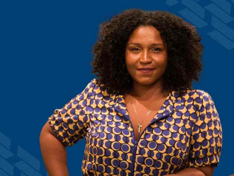 Vê-se uma foto de Silvana Bahia (mulher negra de cabelos médios, cacheados e castanhos).