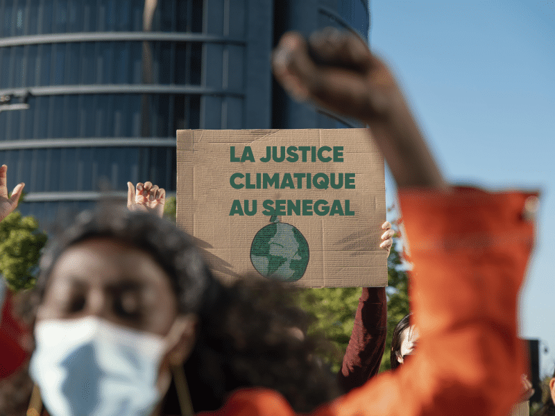 people-with-masks-placards-outdoors copie.png