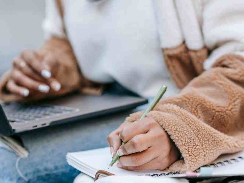 Persona escribiendo en un cuaderno
