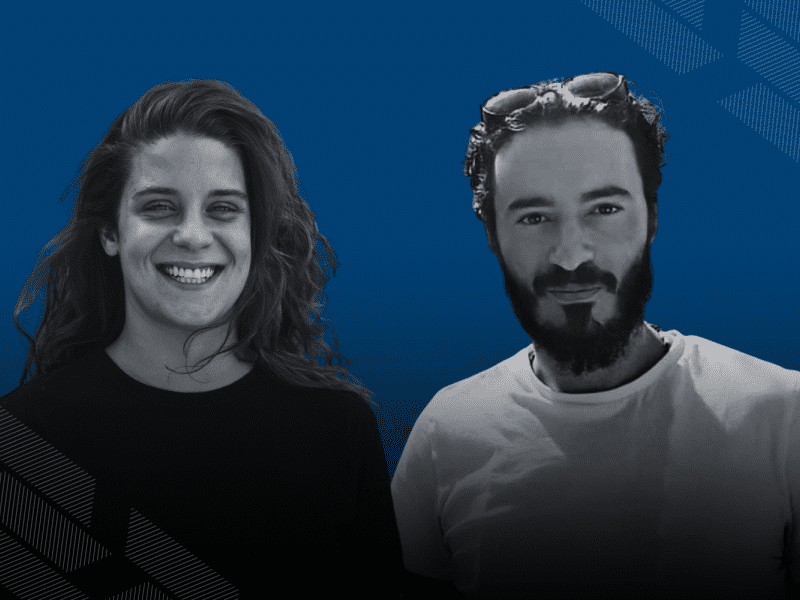 Fundo azul marinho com grafismos brancos nos cantos. Em destaque, estão as fotos em preto e branco de Maria Vitória (mulher branca de cabelos castanhos, longos e ondulados) e Yuri (homem branco de cabelo preto, barba e bigode