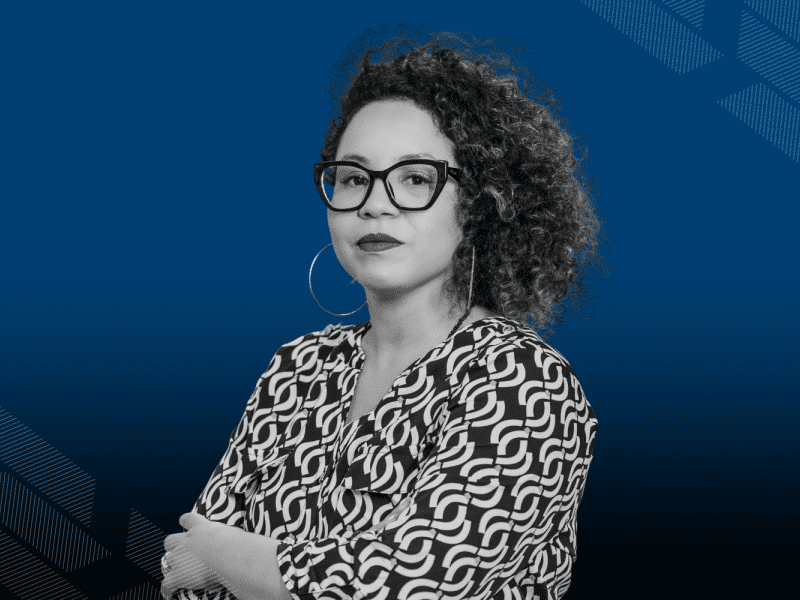 Foto em preto e branco de Aline Odara em um fundo azul com detalhes gráficos.