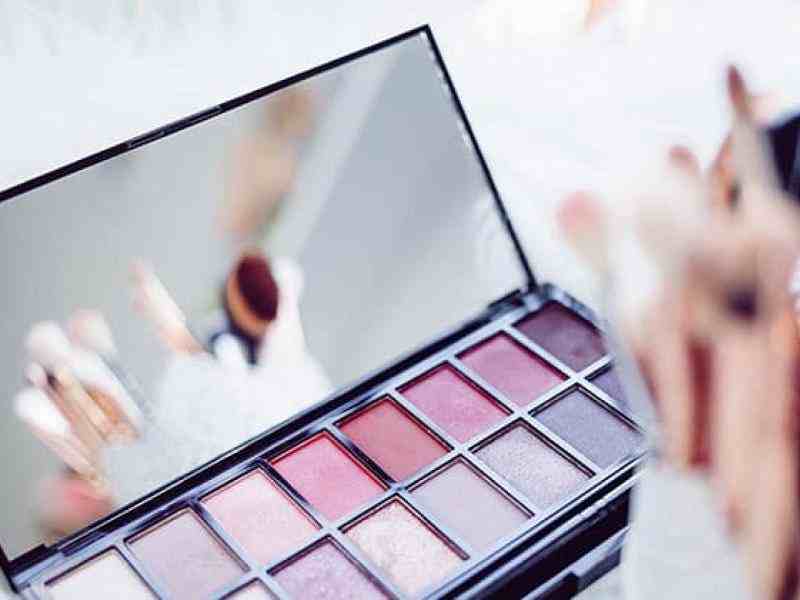 Photo of a blush / eyeliner set with a mirror