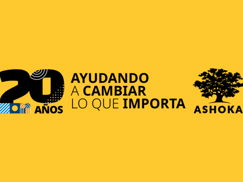 Fondo amarillo con el logo del 20 aniversario de Ashoka España