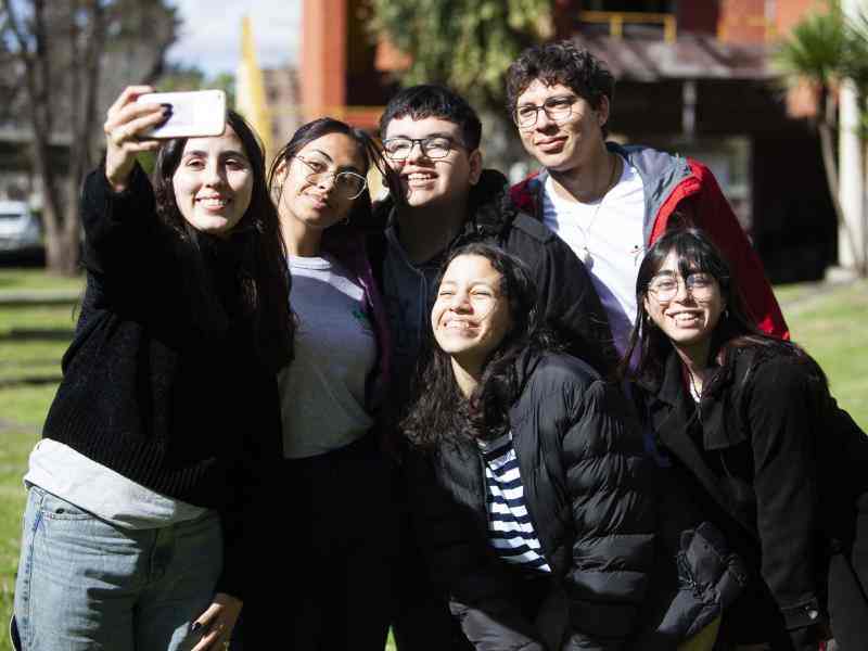 jovenes sacándose una foto