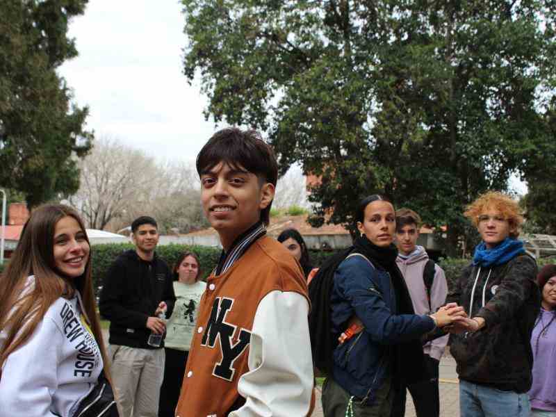 Jovenes mirando a cámara