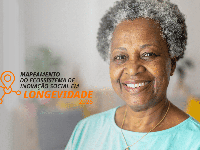 Mulher idosa sorri para à foto em uma sala. À direita, está o logo do Mapeamento do Ecossistema de Inovação Social em Longevidade
