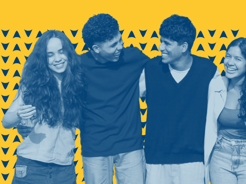 Fundo amarelo com padrão de setas azul escuro. Em destaque, há quatro jovens sorrindo com um filtro azul sobre a foto