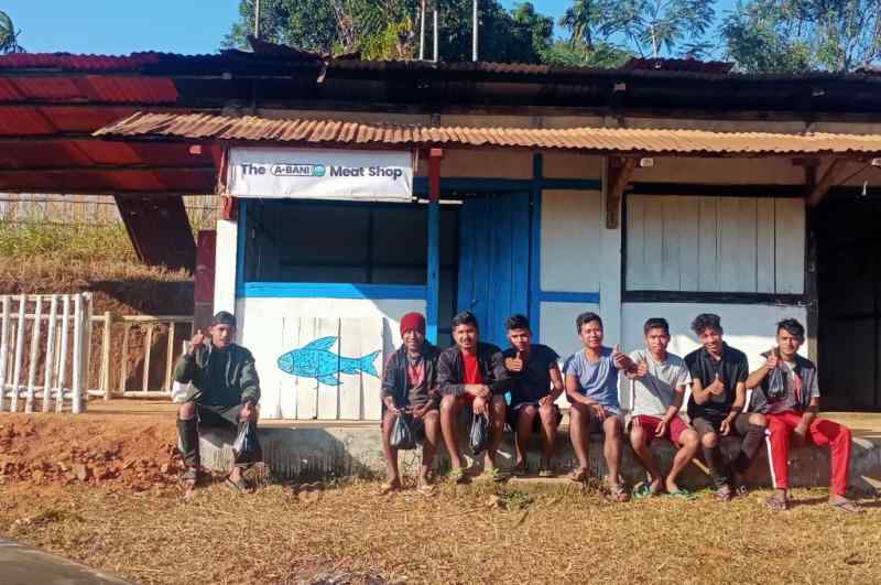boys-sitting-outside-a-fish-shop-in-Meghalaya