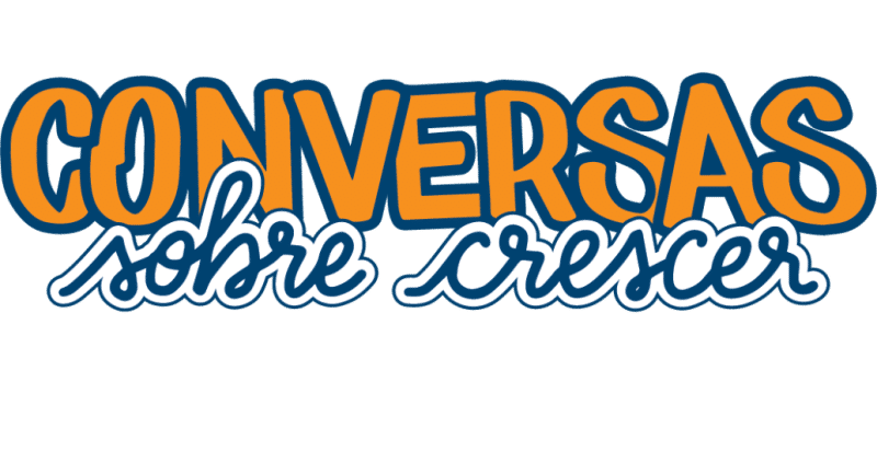 Logo de Conversas sobre Crescer. "Conversas" está em laranja, em uma letra de forma manuscrita. Já "sobre crescer" está em letra cursiva, com um contorno azul